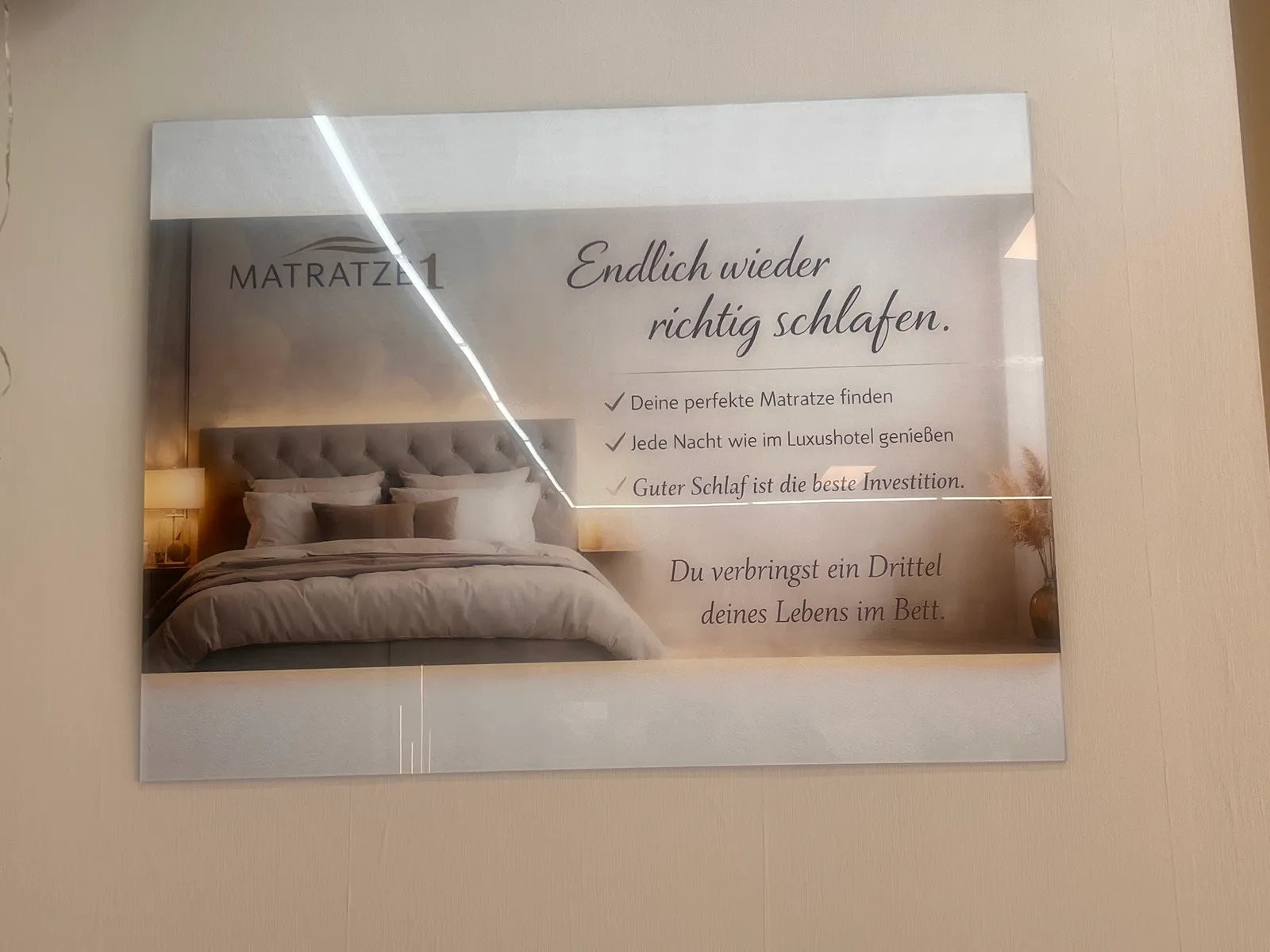 Wandposter von Matratze1 mit dem Satz Endlich wieder richtig schlafen