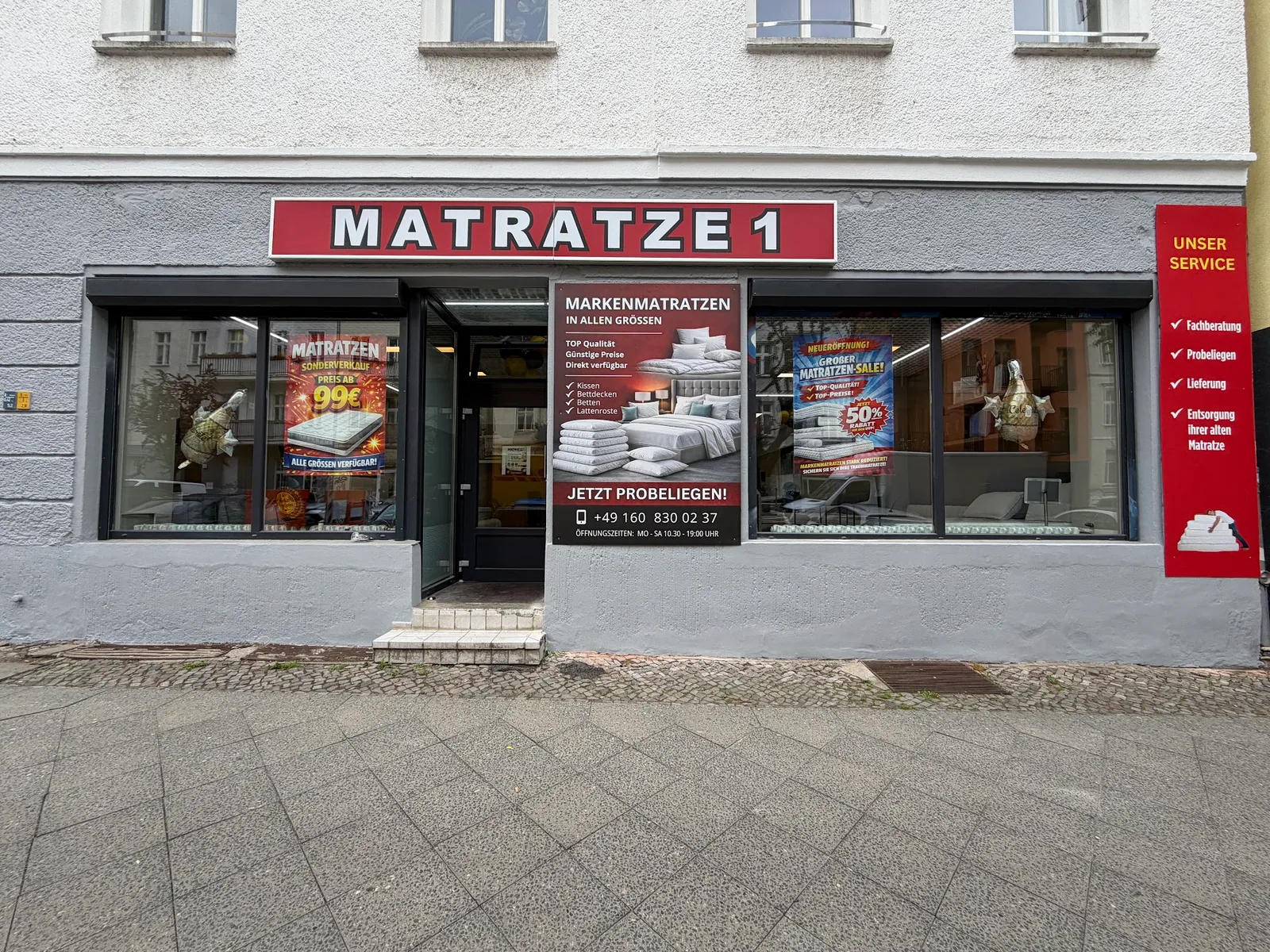 Ladenfront von Matratze1 in der Thaerstraße 19 mit Schaufenster und Schild